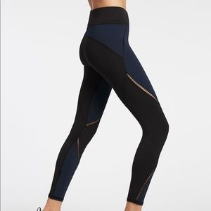 Michi ‘Axial’ Legging in Navy/Black
